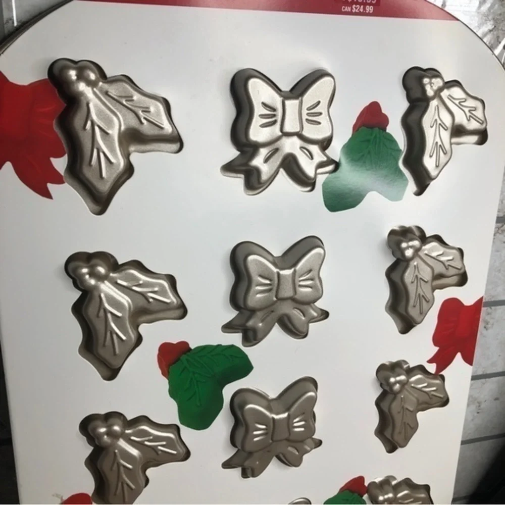 NWT Celebrate it non-stick cookie dough Christmas holly and ivy bow mold pan‎